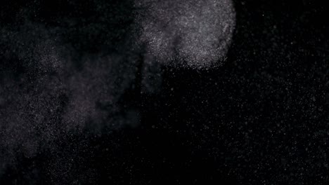 검은 바탕에 분리 된 파우더