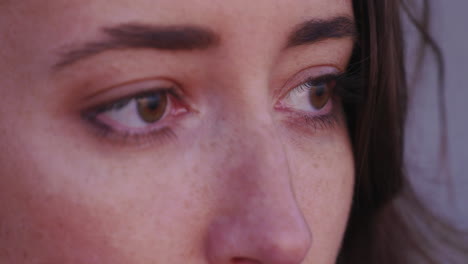 primer plano retrato de una mujer hermosa, joven, de ojos marrones mirando una puesta de sol