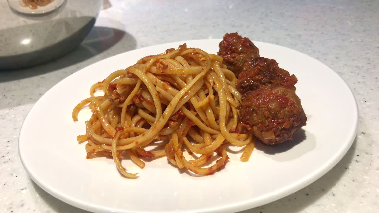 pasta de espaguetis con albóndigas y salsa boloñesa
