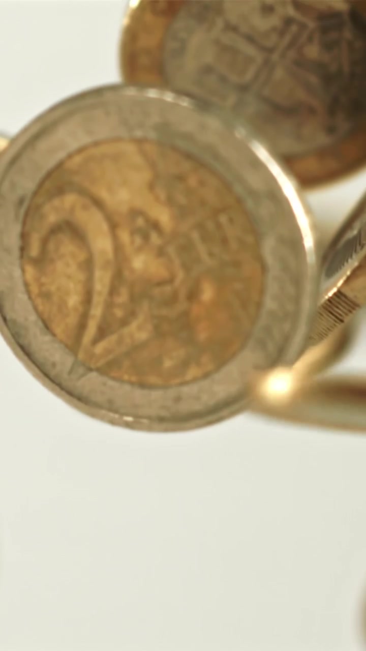 Monete di euro che cadono e girano al rallentatore