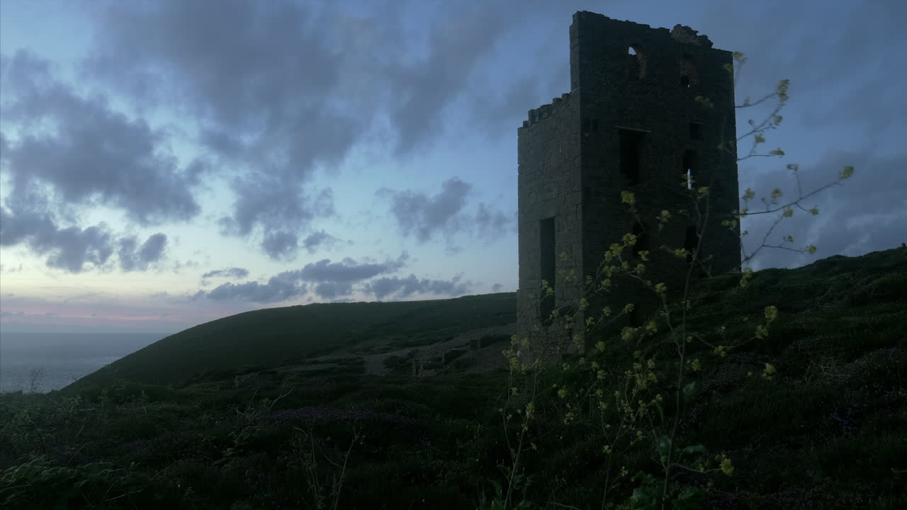 vista del paisaje nocturno mirando hacia la casa del motor de la mina de cornualles