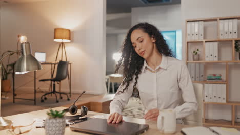 teléfono, computadora portátil y una mujer de negocios preparándose