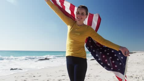 Frau-Hält-Amerikanische-Flagge-Am-Strand