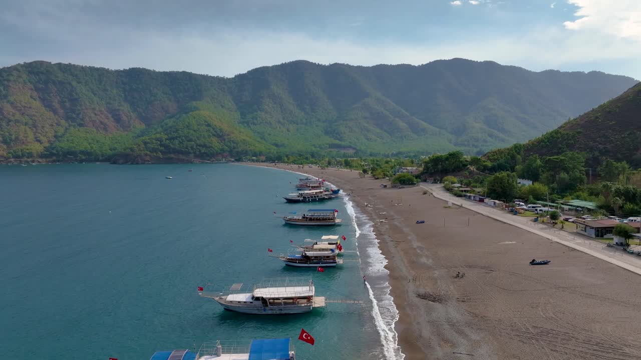 hermosa costa turca con barcos y playa