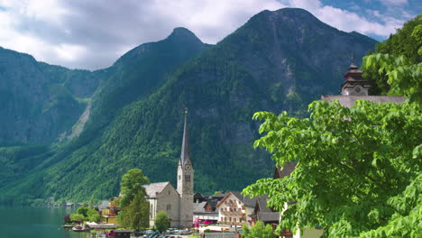 Filmische-Fahrt-über-Das-Dorf-Hallstatt,-Als-Ein-Boot-Ankommt