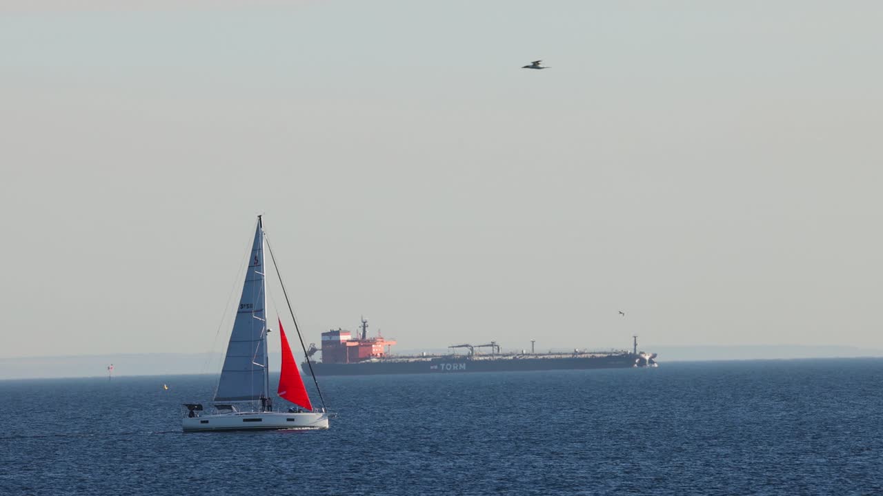 un velero que se desliza a través del mar tranquilo cerca de la playa de brighton