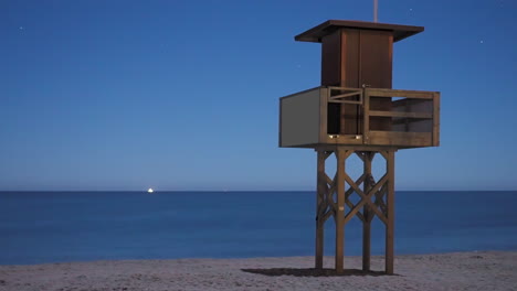 lapso de tiempo de la torre de salvavidas por la noche con un cielo nocturno despejado