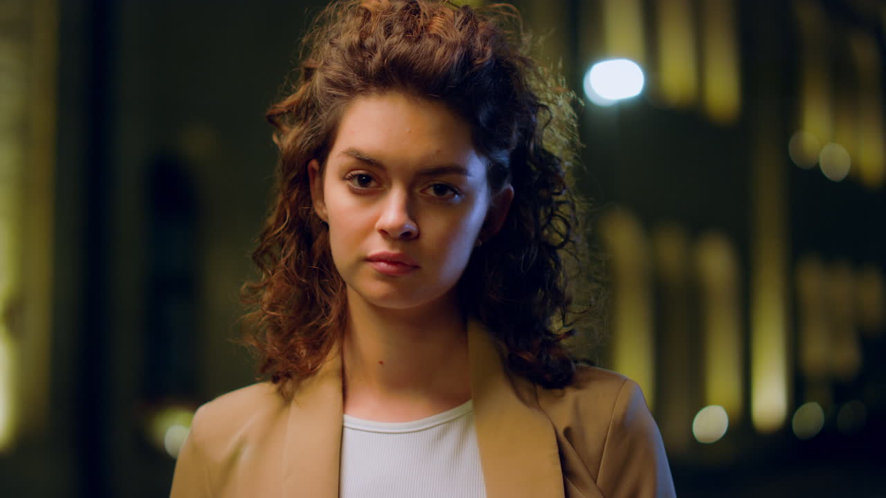 retrato de modelo de moda posando afuera. mujer hermosa sonriendo cámara al aire libre.