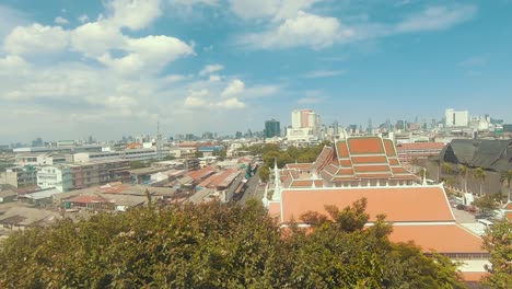 mirando los edificios de la ciudad de bangkok