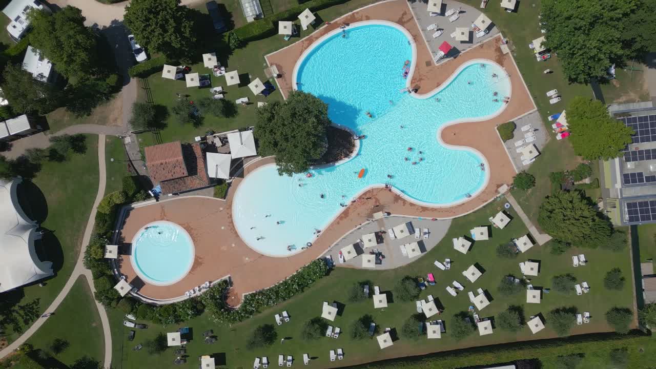 Luftfoto fra oven af swimmingpool på Camping Fornella ved Gardasøen, Italien