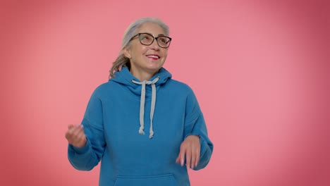 feliz y alegre anciana abuela se ríe en voz alta después de escuchar una anécdota ridícula, un chiste gracioso