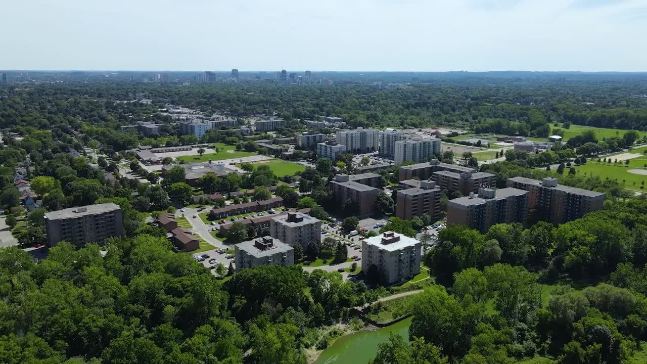 런던의 강 옆에 있는 공원과 아파트 건물의 조감도