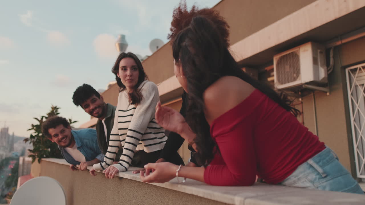 amigos reunidos en un techo