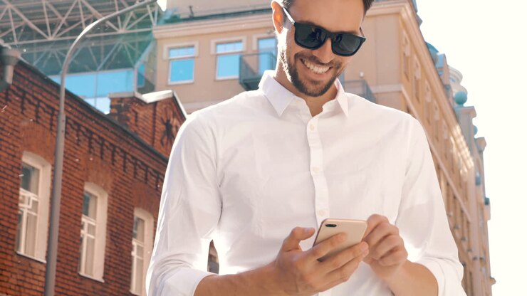Uomo che utilizza smartphone in città