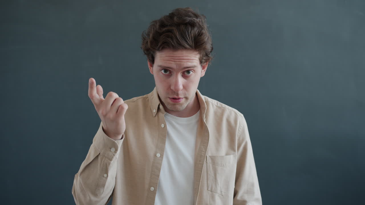 사려 깊은 표정을 가진 남자