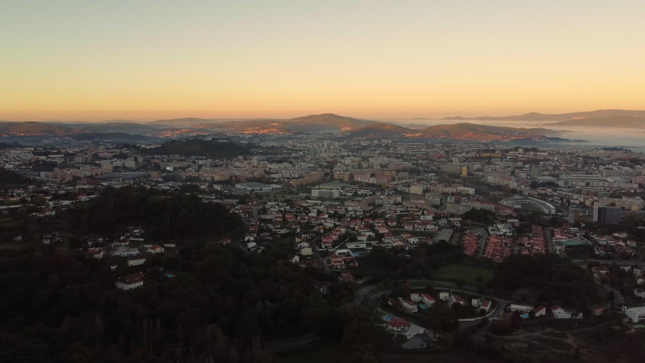 vista panorámica aérea de la ciudad de braga al atardecer, casco antiguo de portugal
