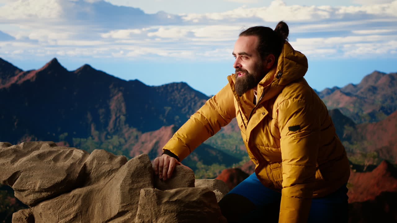 orgulloso explorador celebra en la cima de un pico de montaña de gran altitud