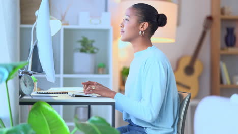 Frau-Tippt-Am-Computer,-Während-Sie-Von-Zu-Hause-Aus-Arbeitet