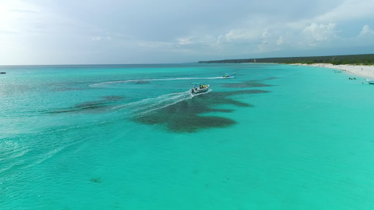 barcos en el mar en bahia de las aguilas en republica dominicana