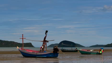 Los-Barcos-De-Pesca-Que-Amarran-En-La-Marea-Baja-Generalmente-Se-Ven-Como-Parte-De-Un-Romántico-Paisaje-Marino-Provincial-Del-Parque-Nacional-Khao-Sam-Roi-Yot,-Prachuap-Khiri-Khan,-En-Tailandia