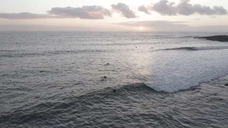 Surfistas-Nadando-Junto-A-Las-Olas-Para-Llegar-A-La-Alineación-En-El-Spot-De-Surf-Þorlákshöfn