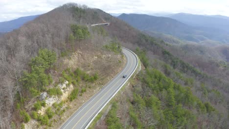 Drone-flying-over-the-foothills-parkway-in-Townsend,-Tennessee-outside-of-the-great-smoky-mountains-national-park