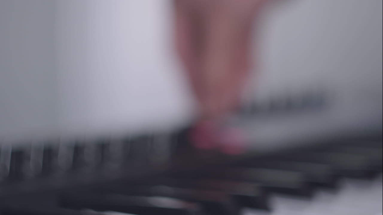 alguien jugando alrededor de un teclado de piano sintetizado