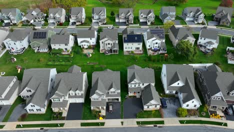 Modern-neighborhood-in-USA-with-houses