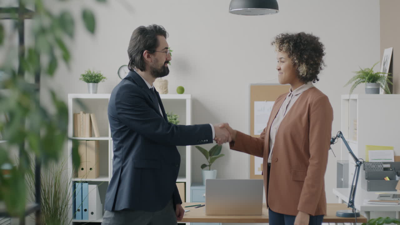 hombres de negocios estrechando la mano en una oficina