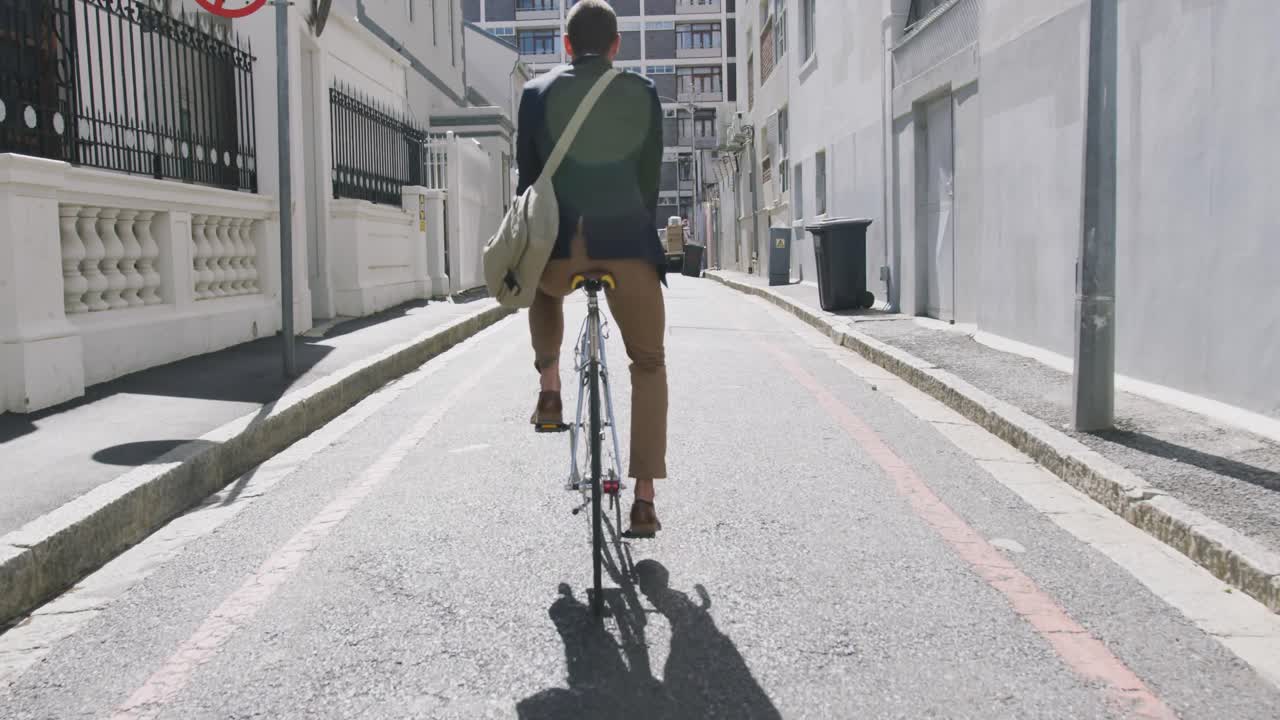 이동 중인 전문적인 젊은이