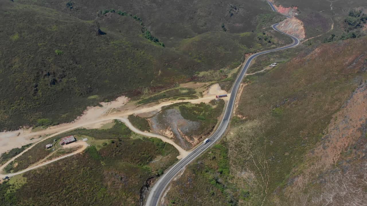 Carretera de montaña con motocicleta, Khwaeng Hua Phan, Laos