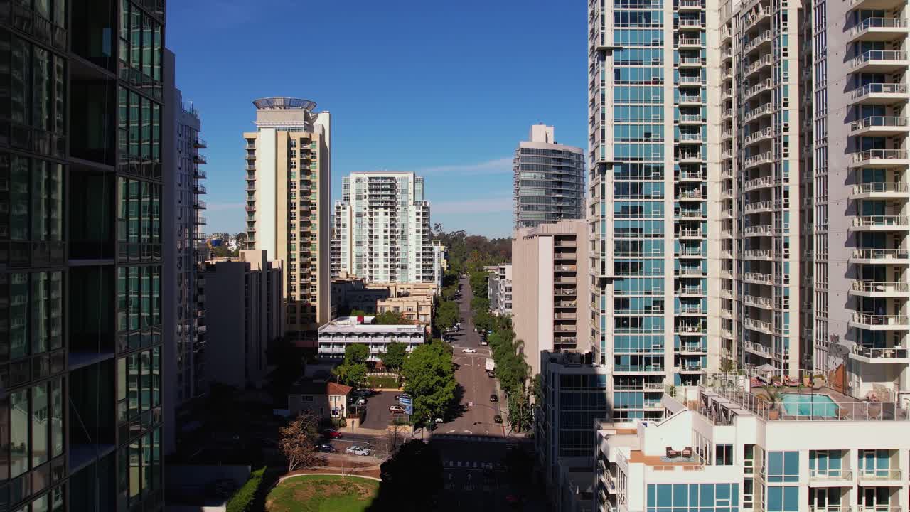 Drone che vola tra gli edifici del centro, skyline urbano e paesaggio cittadino di San Diego.