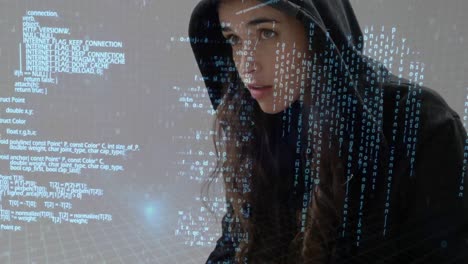 mujer joven usando una computadora portátil