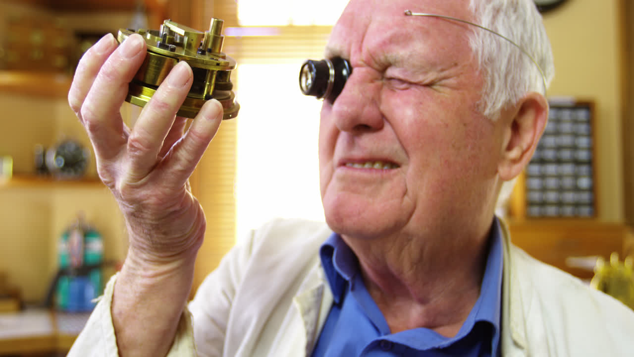 시계 를 수리 하는 시계 전문가