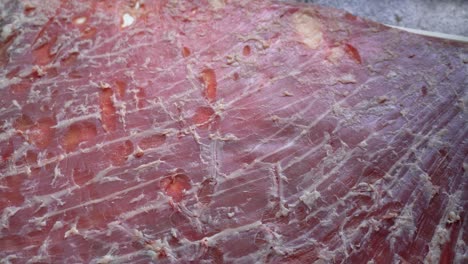rebanada delgada de carne de res en matambre cortada
