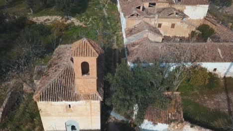 vista aérea de un pueblo abandonado con una iglesia en españa