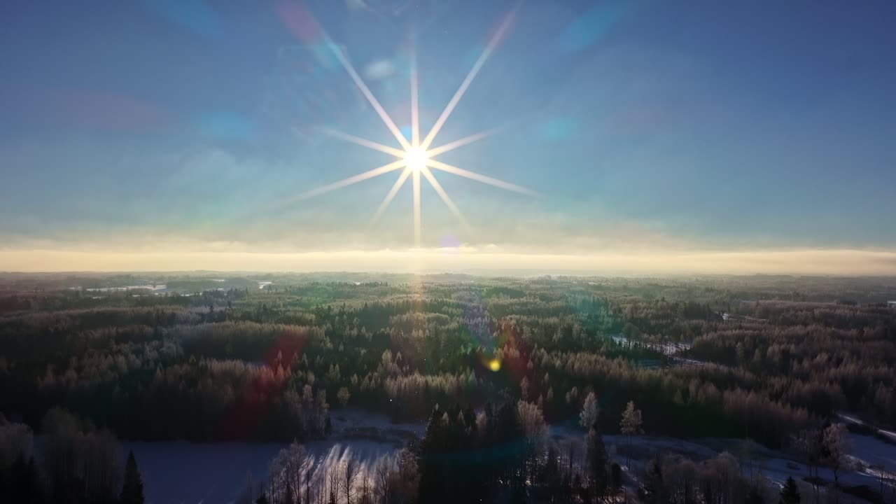 長い影と穏やかな雰囲気を持つ雪景色に昇る冬の日の出。