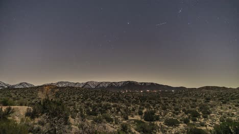 Lapso-De-Tiempo-De-Estrellas-Sobre-Montañas-Nevadas-En-El-Desierto-De-California