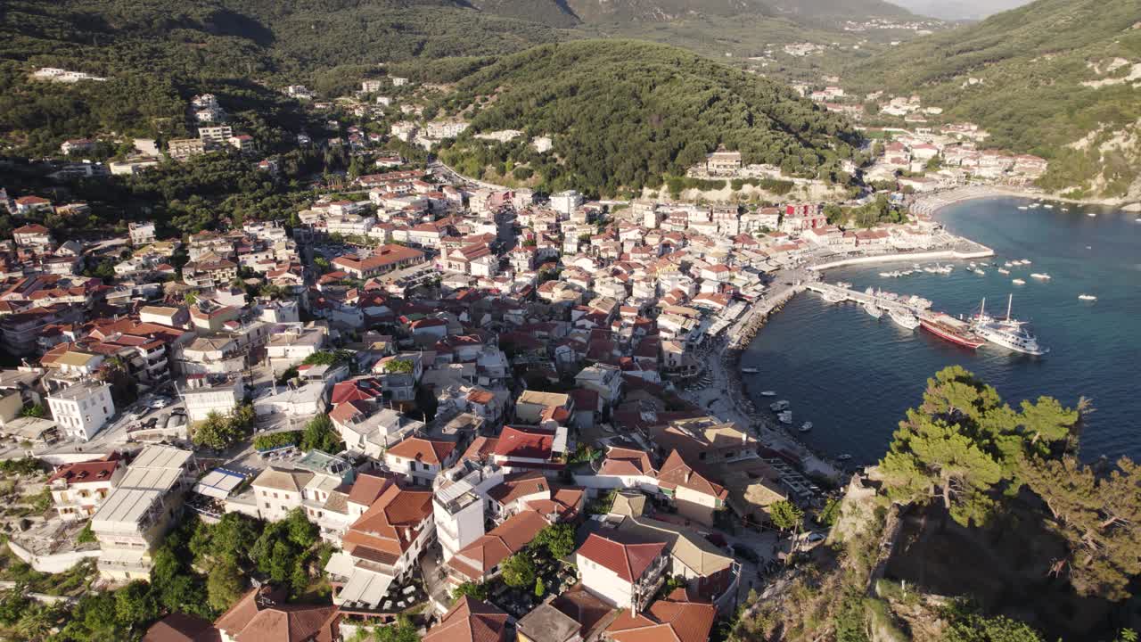 vista aérea de la pintoresca ciudad costera de parga, grecia