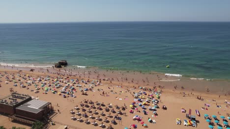 Luftaufnahmen-Des-Wunderschönen-Strandes-Von-Albufeira-In-Portugal