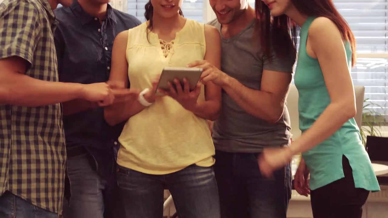 grupo de ejecutivos de negocios discutiendo sobre una tableta digital