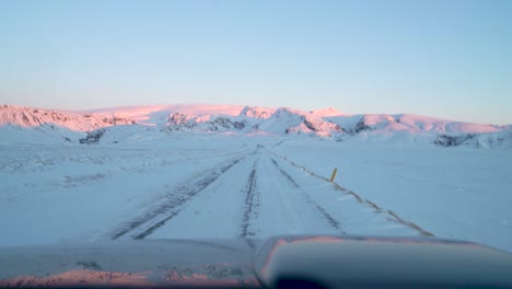 Conduciendo-Por-Carreteras-Heladas-En-Islandia-En-Invierno-Hacia-El-Amanecer-En-Febrero