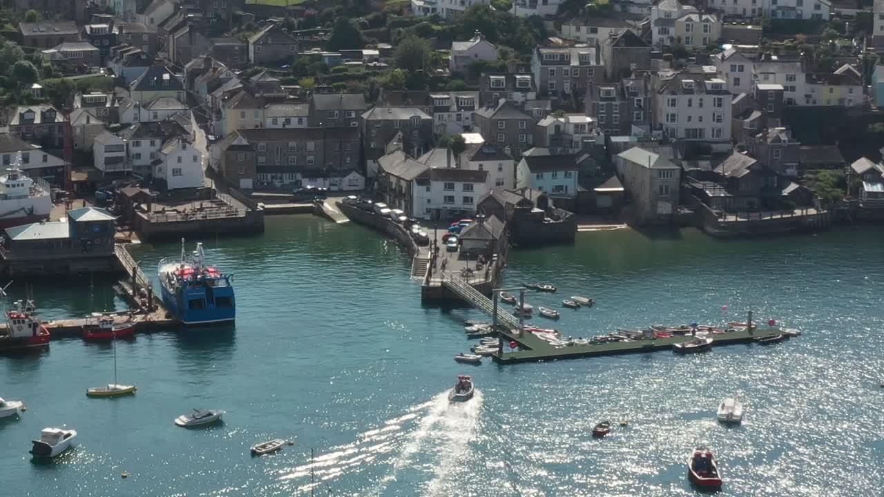 영국 콘월 강 포위(fowey river)에 있는 포위(fowey) 마을에서 폴루안 항구(polruan harbour)에 정박하는 여객선의 공중 전망