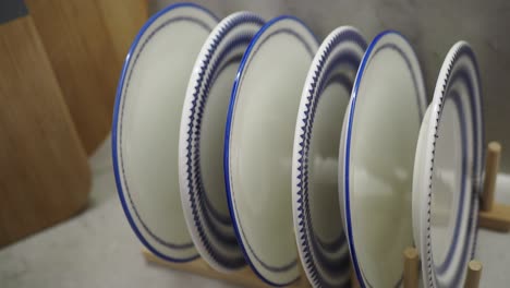 pila de placas azules y blancas