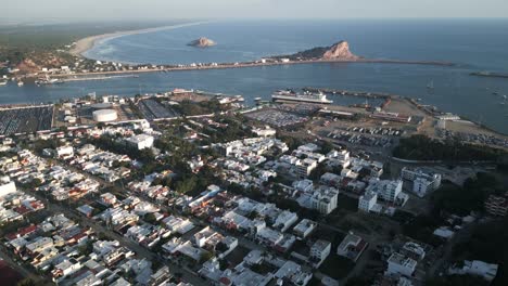 Ciudad-De-Mazatlán-En-Sinaloa-México-Paisaje-Drone-Vista-Aérea-Del-Entorno-Natural-Pueblo-Turístico,-Agua-Azul-Y-Verde-Vista-Peninsular