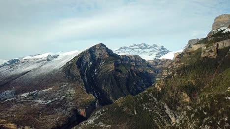 imágenes de drones de un cañón en una montaña nevada