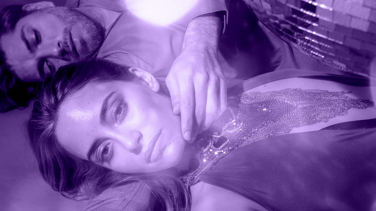 мужчина и женщина на полу 4k 07