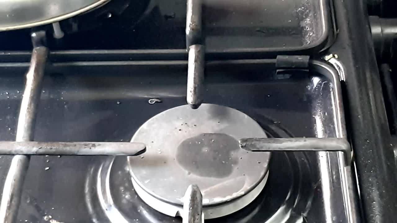 고온에서 요리되고 접시에 제공되는 맛있는 아시아 채소의 클로즈업 샷