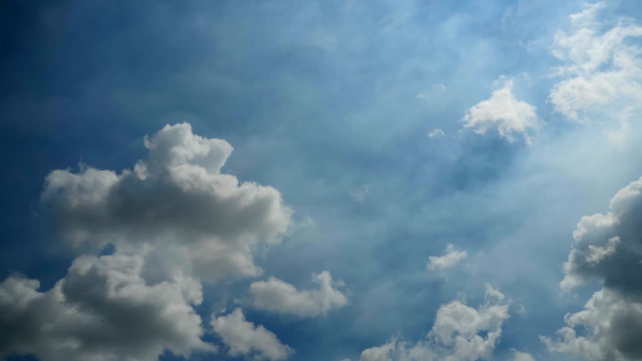 파란 하늘에서 구름이 움직이고 있습니다. 시간 경과
