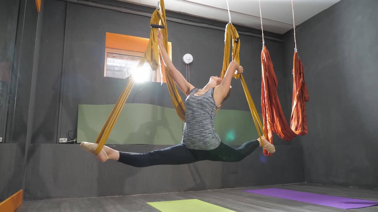 항공 요가를 연습하는 여성